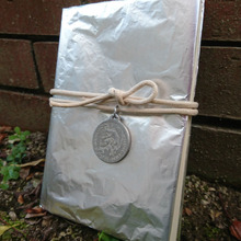 アルミホイルでメタリックなブックカバー