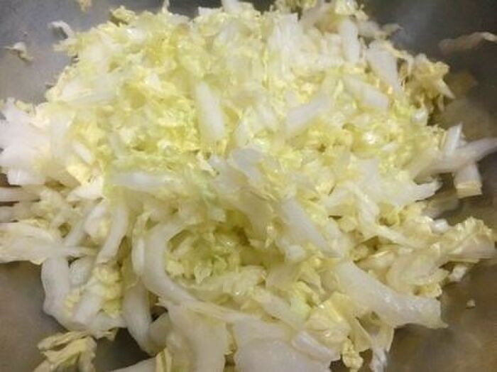 1.白菜を塩もみする