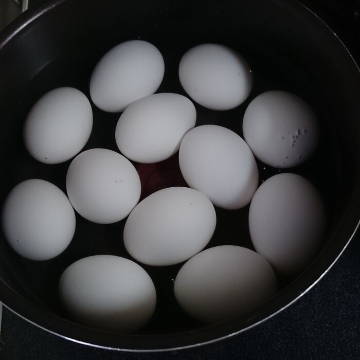 鍋に卵と水を入れる。