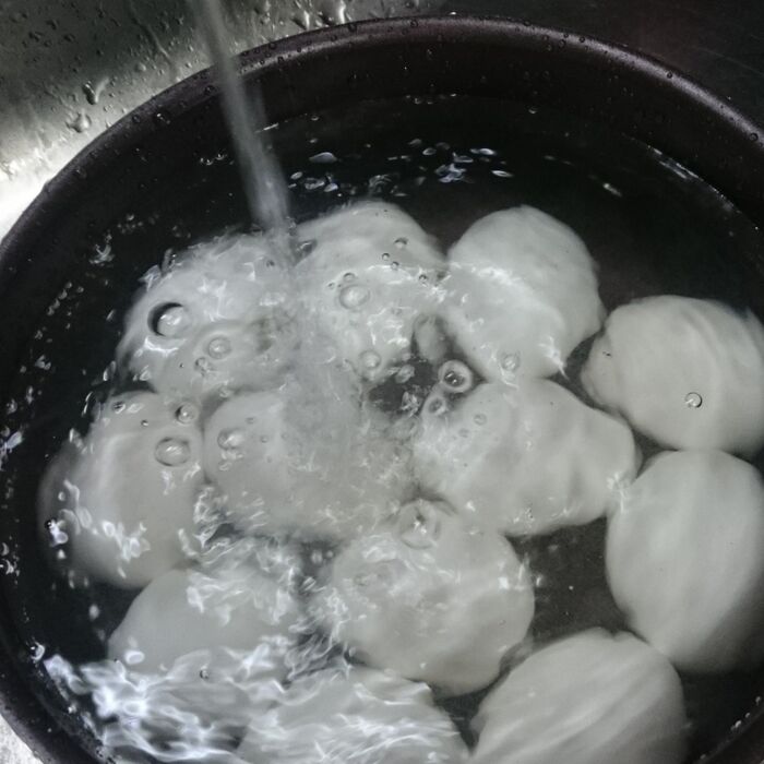 温水を入れて、卵を冷たく冷やさない。