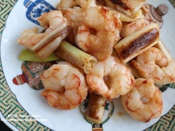 じっくり焼いたネギがポイント!海老とネギの塩炒め
