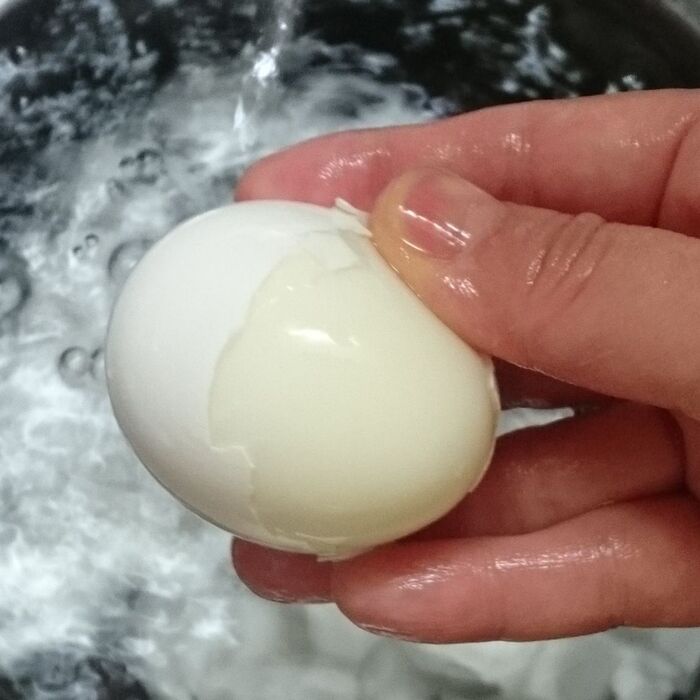 爪をたてずに親指の腹を使ってむく。