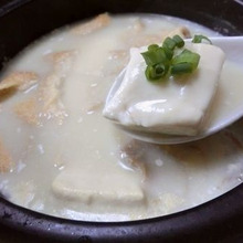 水+重曹+豆腐で白濁♪ 油揚げもゆばみたいになる、とろとろ湯豆腐