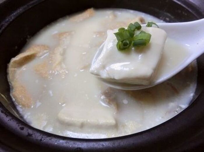 水+重曹+豆腐で白濁♪ 油揚げもゆばみたいになる、とろとろ湯豆腐