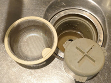 桶もバケツも不要❢ 排水口の中で浸け置き出来ます❢