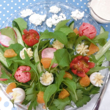 ブルーのクロスとガラス皿で☆ お花畑サラダ
