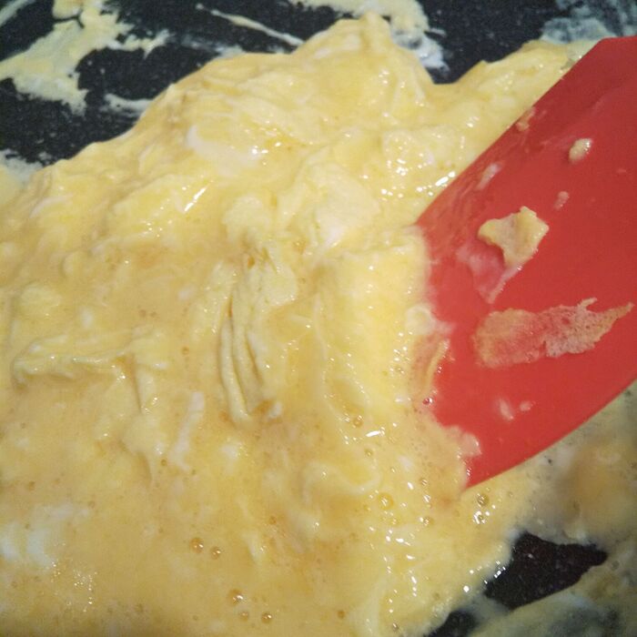 半熟で固まりはじめたら手早くまとめる