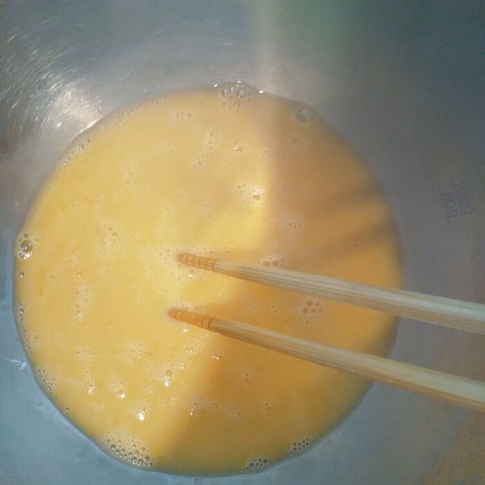 卵をしっかりとかき混ぜる