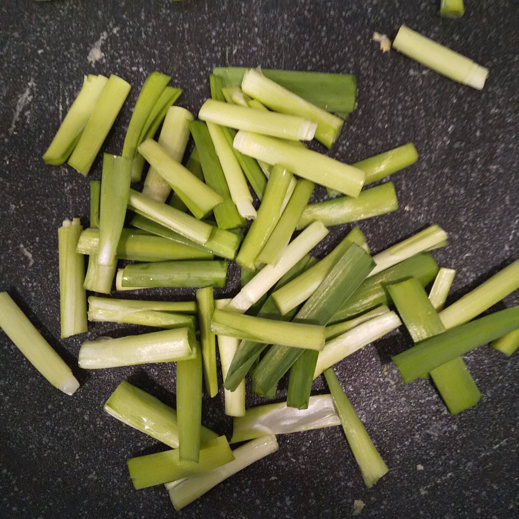 ニラは茎を先に炒める