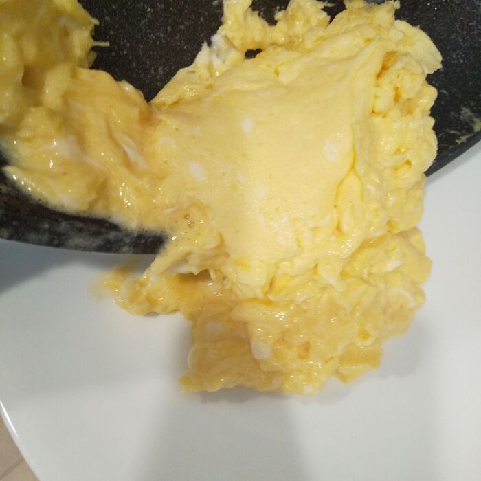 半熟の状態で一度フライパンからお皿に移す