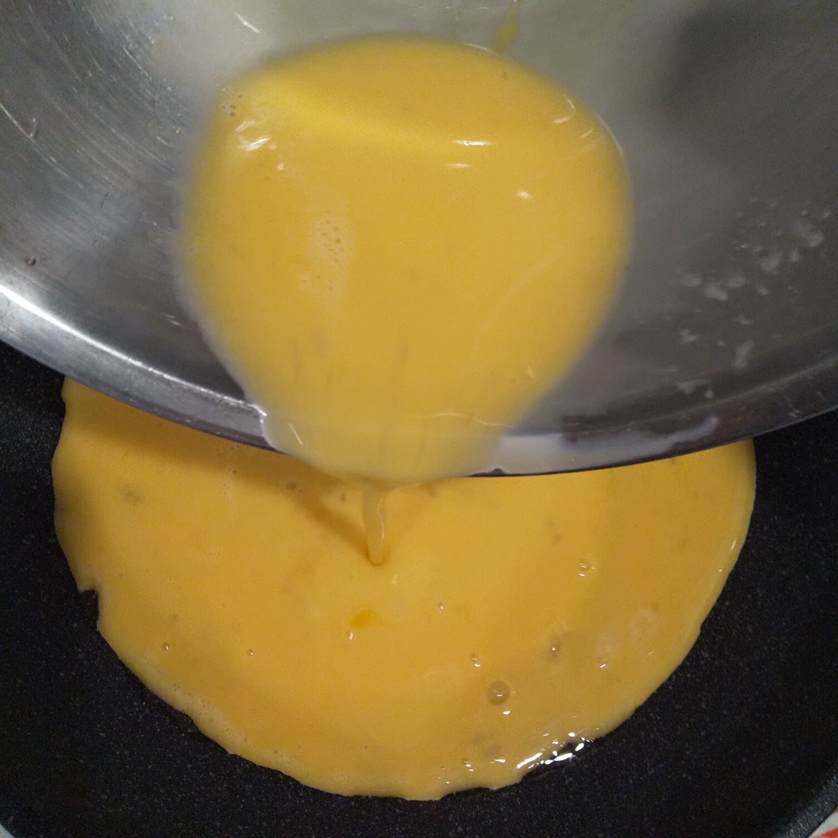 フライパンを熱くしたら卵を流し入れる