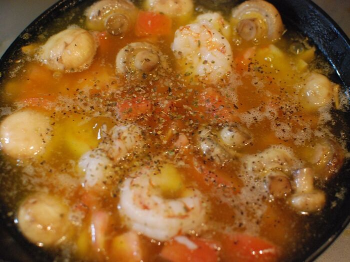 オレガノ、黒胡椒で仕上げて、できあがり!