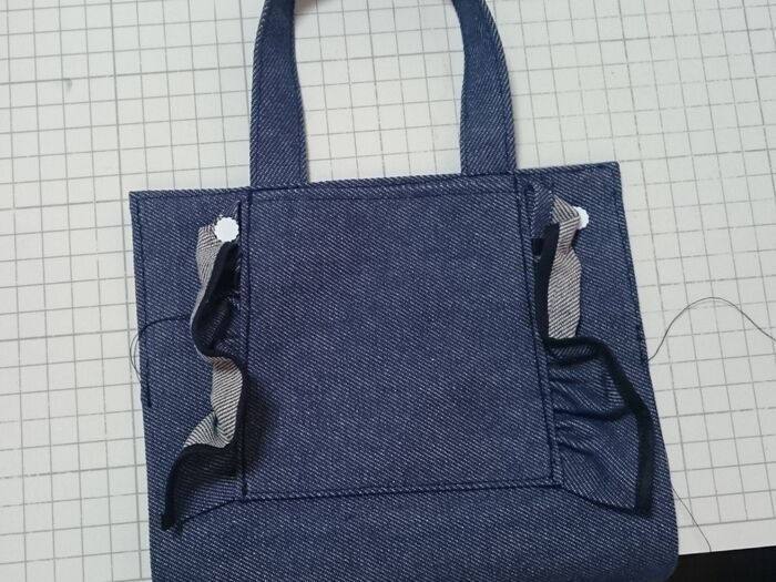 それぞれのパーツを縫い合わせる。