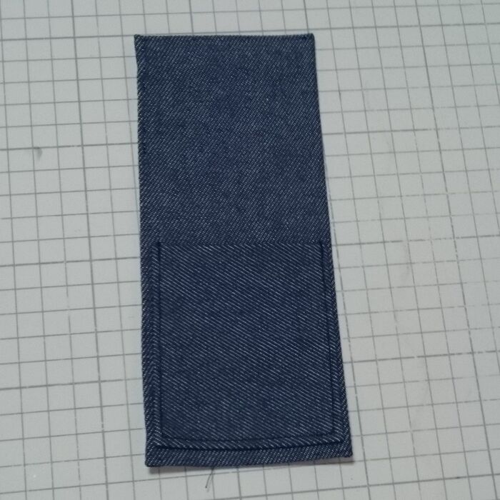 内側部分1枚にポケットを縫いつける。