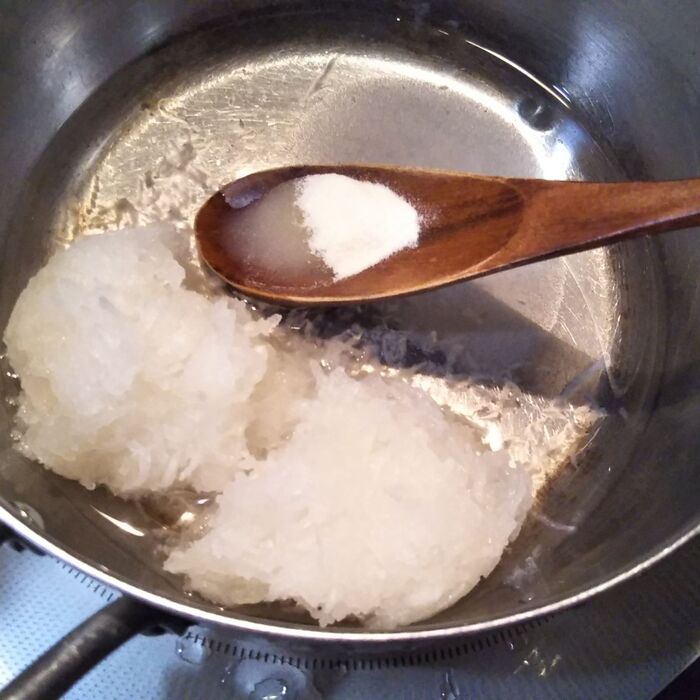 ③お鍋にすりおろした「天かぶ」・砂糖・水・粉かんてんを入れ、煮溶かす。