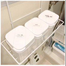 洗面台の扉に、“ふりふり”洗剤ボトルを並べて収納!