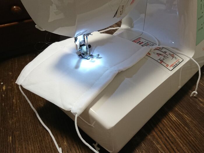 2枚を少し重ねて縫う