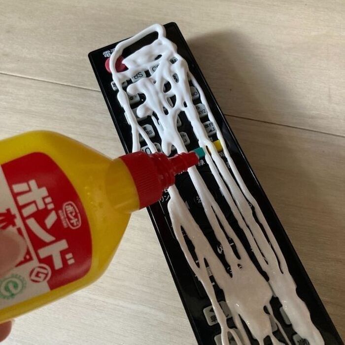 リモコンに、木工用ボンドをまんべんなく塗っていく
