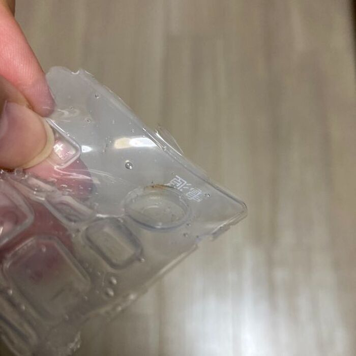 剥がしたボンドに汚れがくっきり!