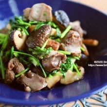 ダイエット中でも安心なつまみ♪しいたけと砂肝のエスニック炒め