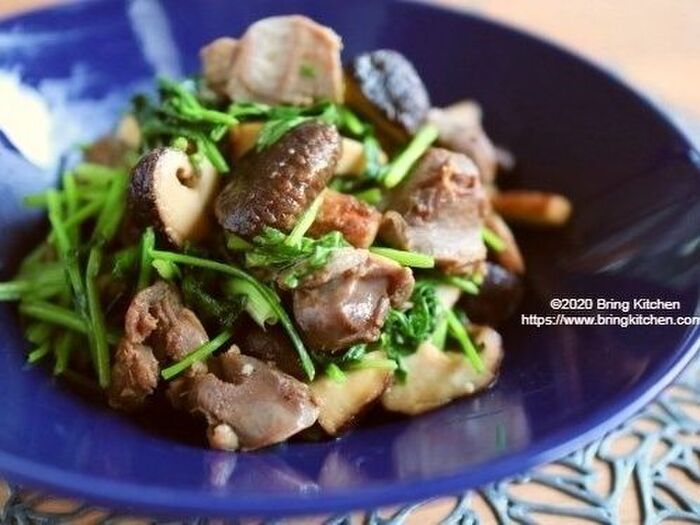 ダイエット中でも安心なつまみ♪しいたけと砂肝のエスニック炒め