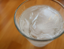 こりゃラク♪家飲み派必見!氷を作るなら〇〇を使うのが最強!