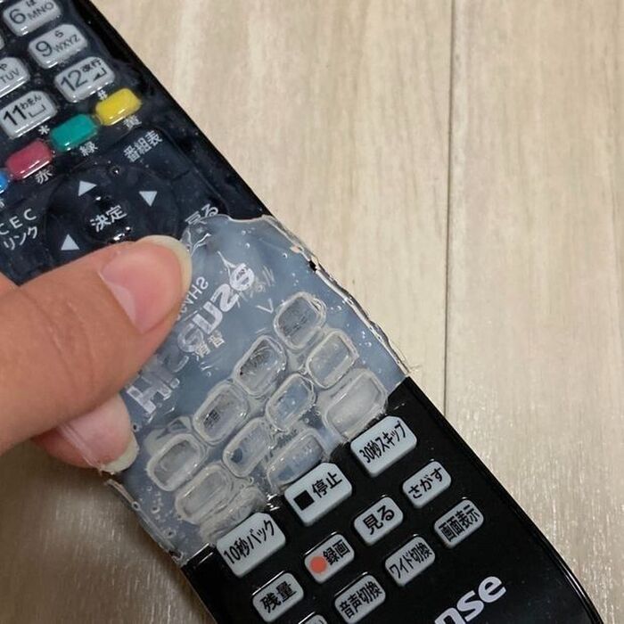 乾燥したボンドをリモコンの端からはがしていく