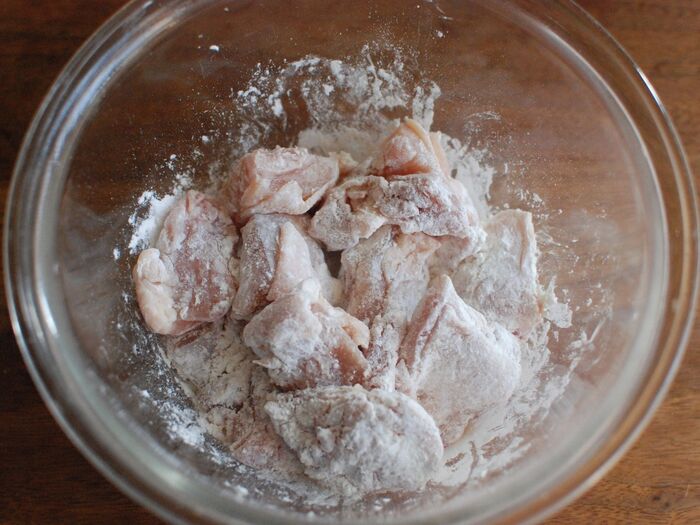 鶏もも肉に塩コショウと薄力粉をまぶします