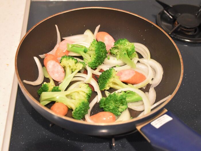 具材を炒めます。