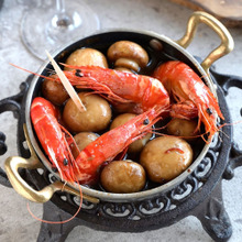 基本のアヒージョの素を使って、おうちワインが楽しくなるエビとマッシュルームのアヒージョ