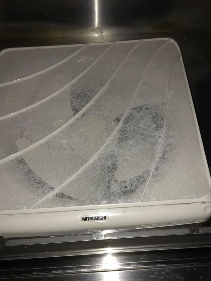 できれば換気扇掃除はこまめにすれば5分ぐらい。放置すれば半日ががりかも?