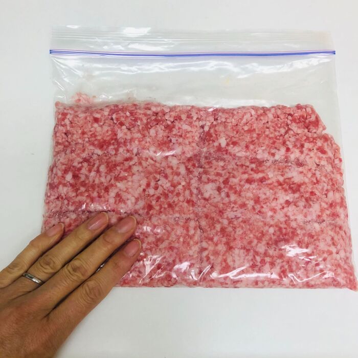 ひき肉をフリーザーバッグに入れます。