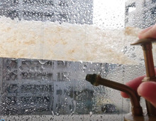 窓ガラスのガムテープ跡はどうやって剥がす?身近なもので出来た!