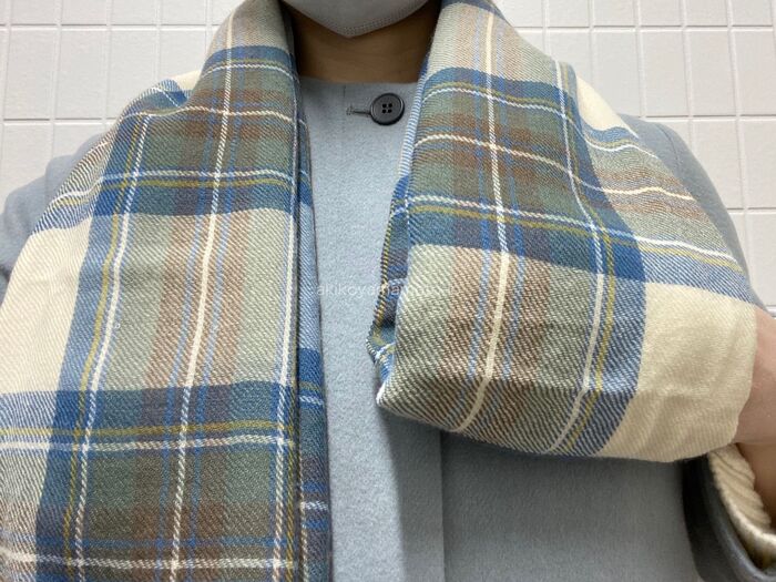 ストールの長さを半分に折って首に掛けます