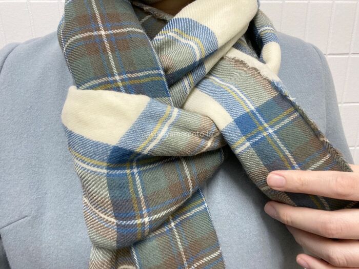 新しく作った輪っかの中に、通さずに残しておいた反対側のストールを通します