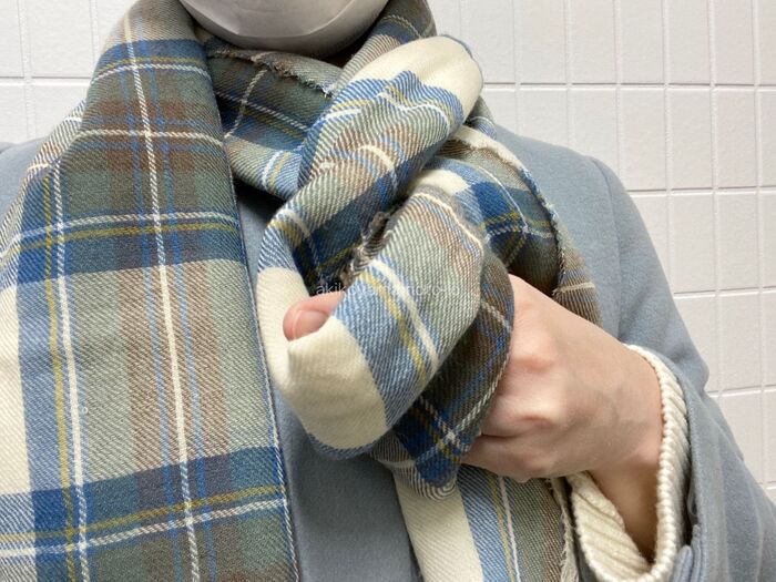 輪っかを少し引っ張り、8の字になるようにひねって輪っかをもうひとつ作ります