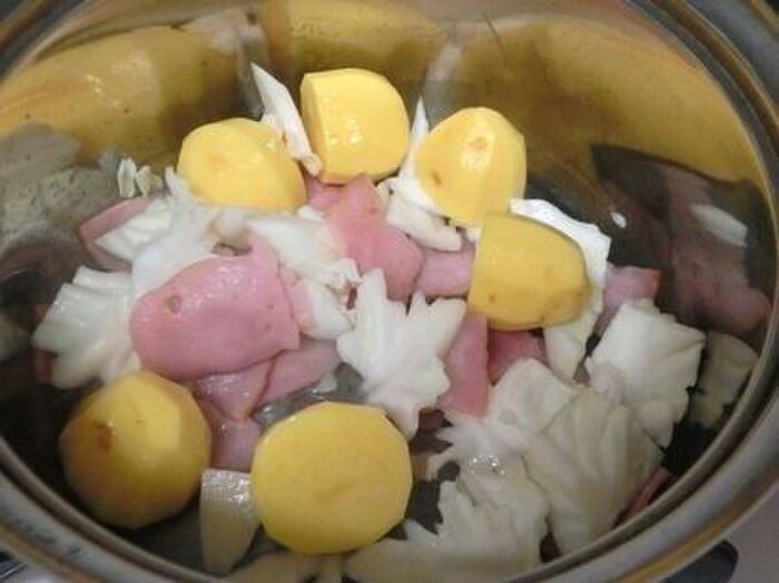 2.じゃがいもを入れて炒める