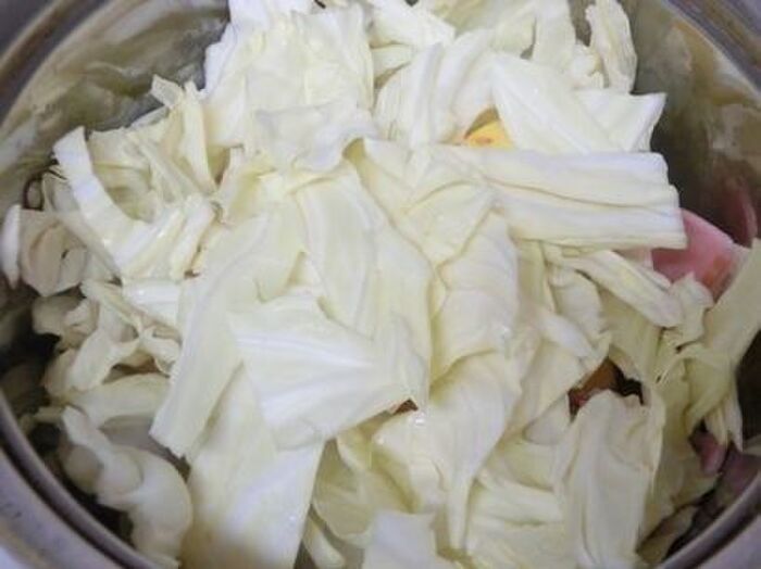 3.キャベツを入れて炒め合わせる