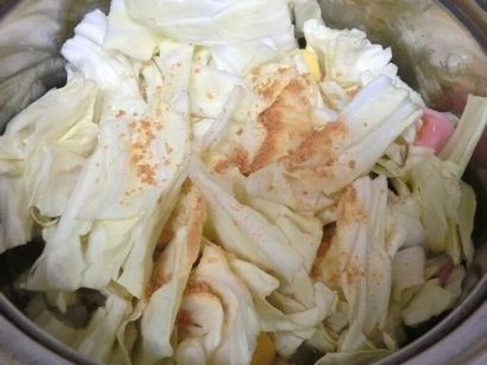 4.水を入れて蒸し煮にする