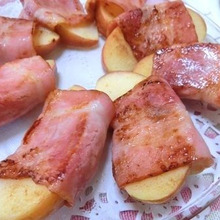 材料3つでヤミツキおつまみ☆ りんごのベーコン巻き焼き
