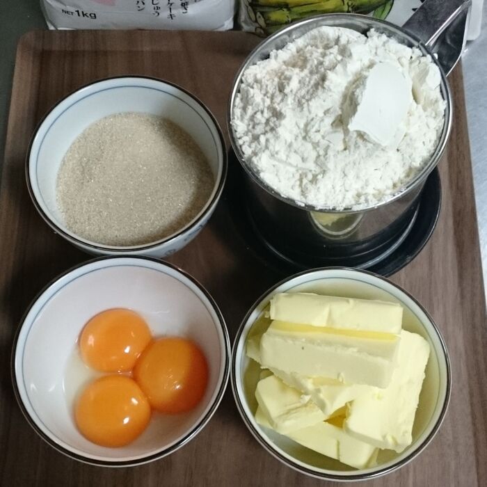 材料を計り、用意する。