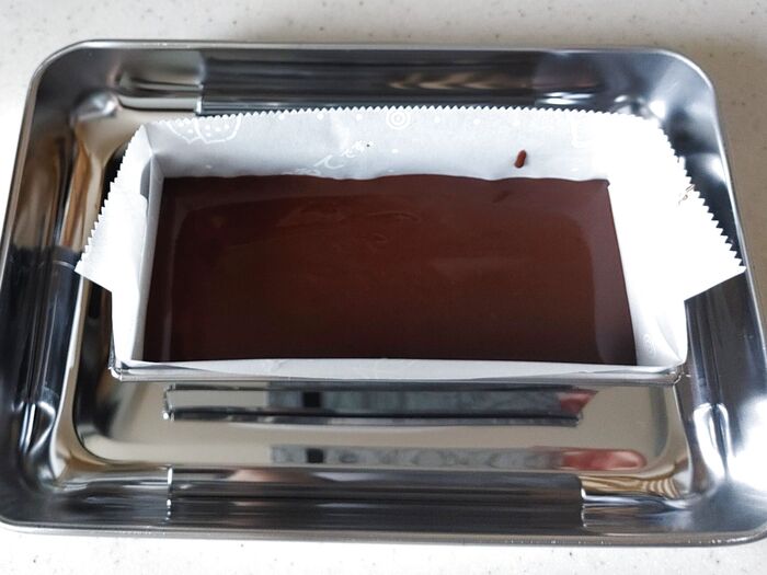 型に入れて冷やす