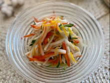 この時期の作り置き!ゆずの香りがさわやかな大根の五色サラダ