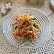 この時期の作り置き!ゆずの香りがさわやかな大根の五色サラダ