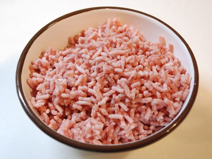 豚ひき肉を準備します