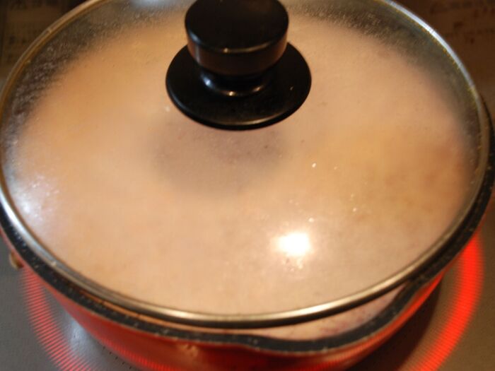 鍋に豚ひき肉を入れ蓋をします