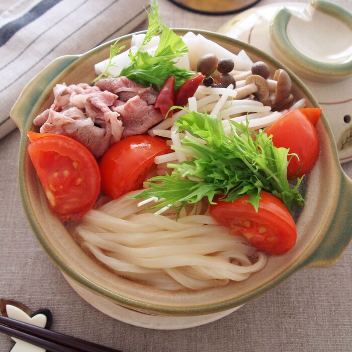 ちょい足ししても、そのままでもおいしい!ひとり鍋うどん「トマトと牛肉のピリ辛鍋うどん」