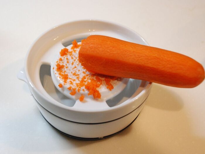 にんじんをすりおろします
