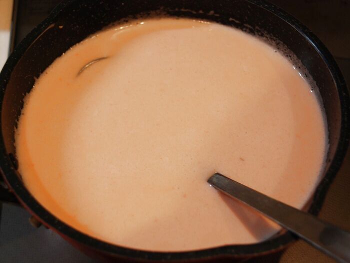 鍋に水、牛乳、すりおろした野菜を入れて、火をつけます。