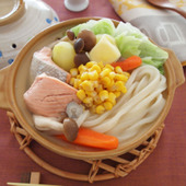 ちょい足ししても、そのままでもおいしい!ひとり鍋うどん「鮭とコーンのみそバター鍋うどん」
